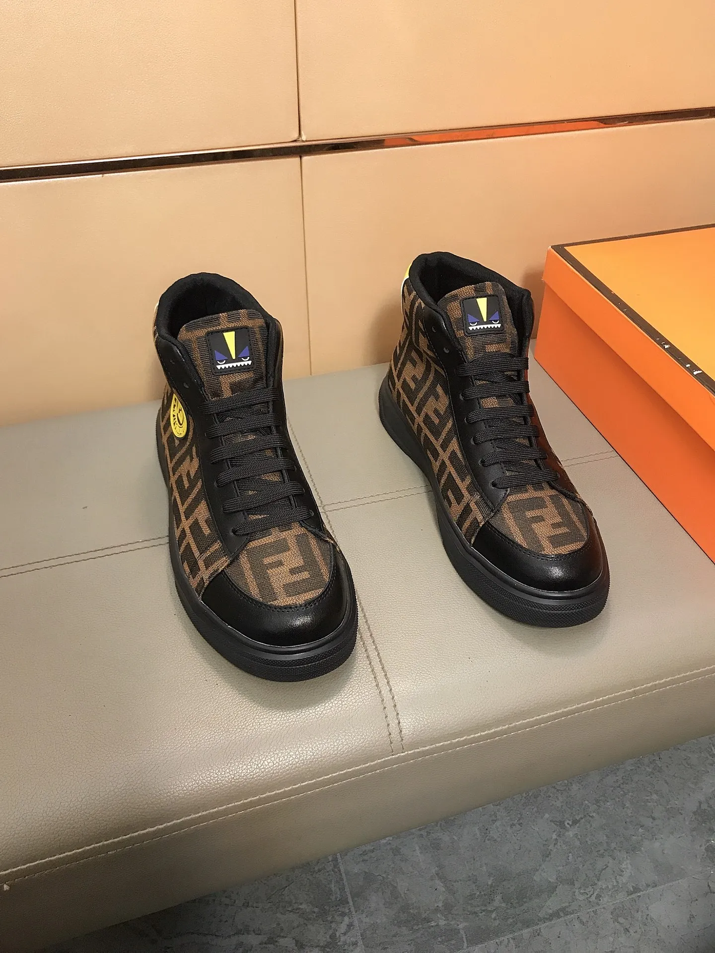 Men's shoes 240 🥾🥾↔️↔️[fendi] Fendi classic and comfortable men's high-top casual shoes, the upper is made of nubuck leather with brand printed fabrics, sheepskin feet, and rubber wear-resistant outsole. This unique style is suitable for all seasons, casual and refined sensibility, comfortable and natural on the feet. It is an everyday style for casual travel in autumn and winter! Code number: 38-44
